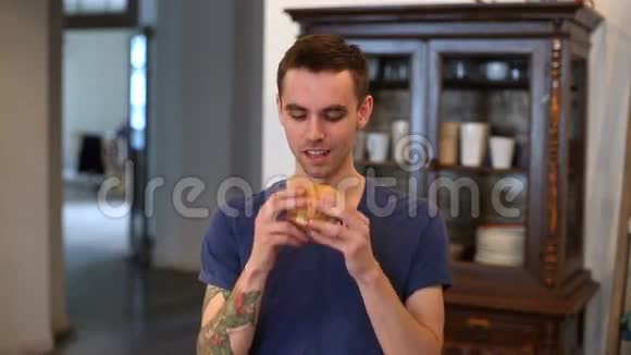 吃汉堡包的人视频的预览图