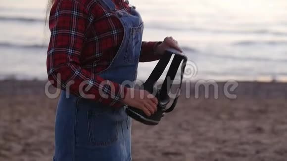 戴眼镜的女人在海滩上虚拟现实视频的预览图