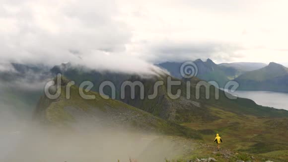 漫步在群山中云层从特罗姆斯县的山峰上飘来视频的预览图