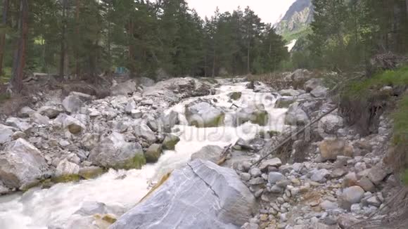 大自然的毁灭力量山河的全景泥石流的后果视频的预览图