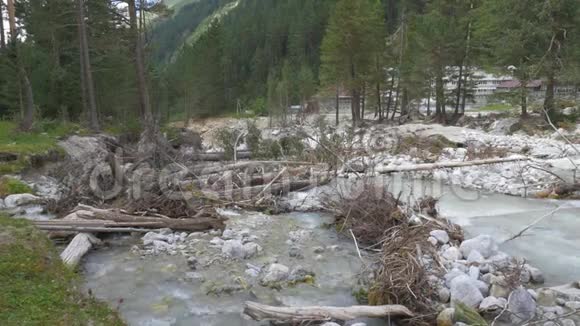 大自然的毁灭力量山河的全景泥石流的后果视频的预览图