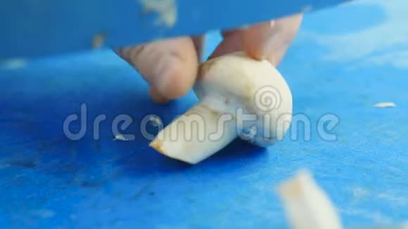 厨师在木板上切香姜菇视频的预览图
