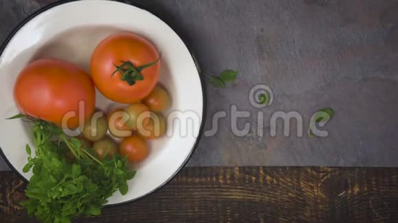 意大利玛格丽塔比萨饼西红柿和莫扎雷拉的配料视频视频的预览图