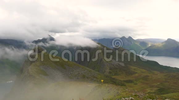 漫步在群山中云层从特罗姆斯县的山峰上飘来视频的预览图