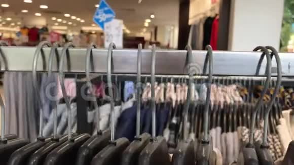 商店里金属衣架的特写购物中心4K镜头时装店零售视频的预览图
