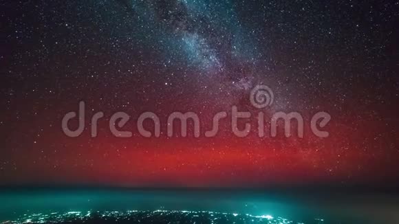 印度尼西亚隆博克的伦贾尼火山顶上的时移日落和银河系视频的预览图