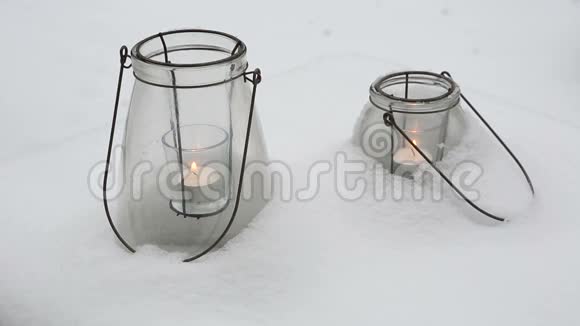 在雪地里戴着两支蜡烛视频的预览图
