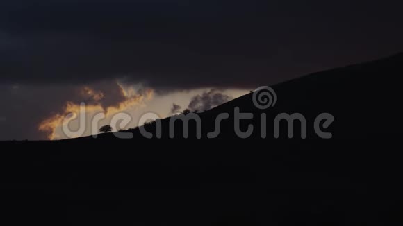 黄昏时分丘陵地区的天气剧变视频的预览图