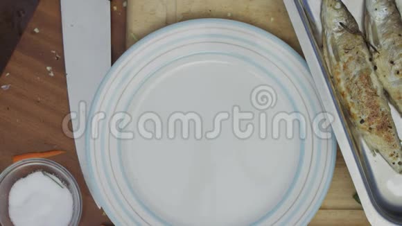 厨师把煎好的白瓷盘放在白瓷盘里视频的预览图