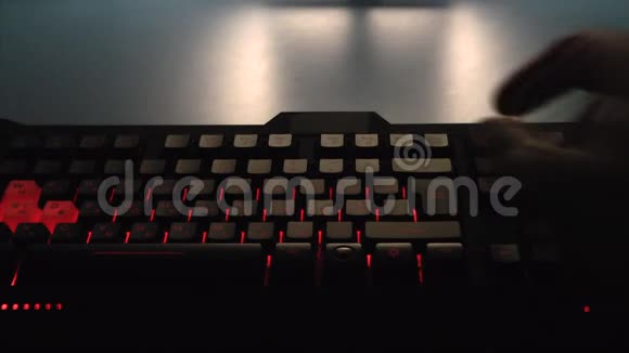 黑客和网络安全男性手在现代键盘打字视频的预览图