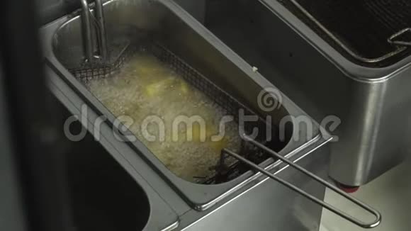 快餐土豆片在餐馆里用葵花籽油煎慢动作油炸炸薯条在咖啡馆里煮视频的预览图