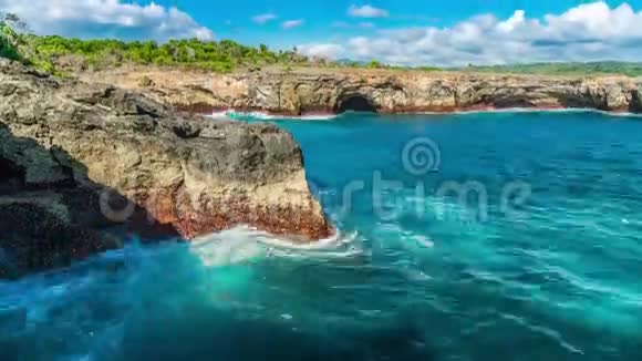 海浪拍打岩石岛努萨伦邦根印度尼西亚视频的预览图