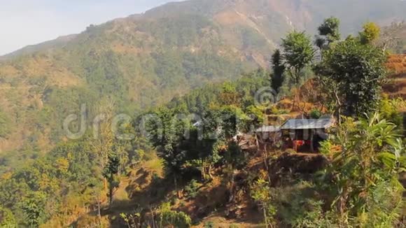 尼泊尔喜玛拉雅山典型的传统山村位于TrekingPath沿线的斜坡上视频的预览图