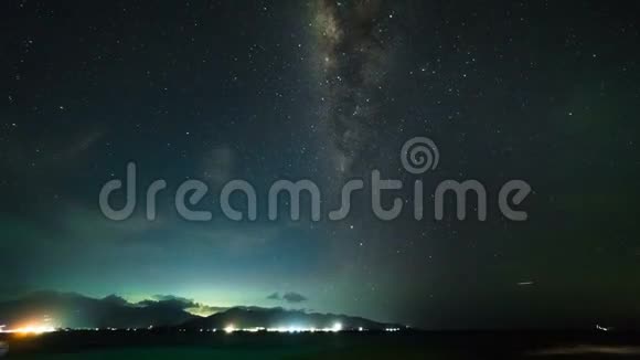 印度尼西亚Lombok岛海滩上的时移银河系视频的预览图