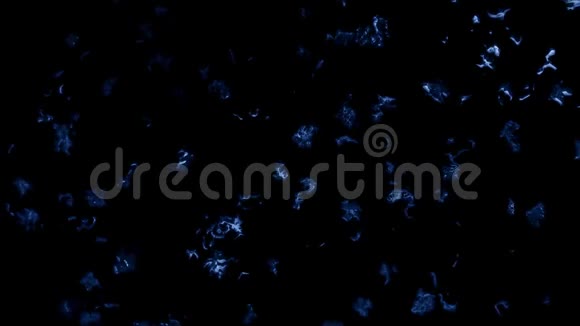 蓝色的雨水滴在玻璃覆盖的可循环元素上视频的预览图