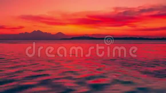 印度尼西亚吉里岛涟漪海中五彩缤纷的日落视频的预览图