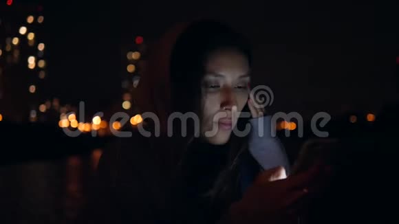 年轻的白种人希普斯特女人在夜城街道上使用智能手机4K莫斯科俄罗斯视频的预览图