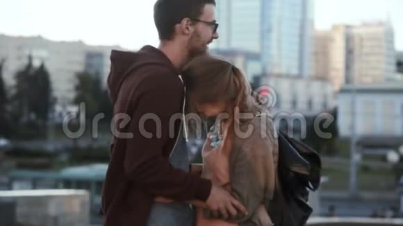 年轻英俊的夫妇站在市中心拥抱在浪漫的约会中快乐的男人和女人视频的预览图