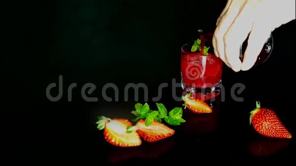 新鲜的红色鸡尾酒冰块和薄荷叶红色的夏日浆果视频的预览图