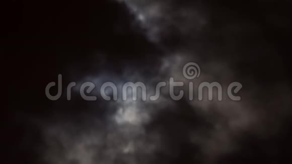 夜空中的满月满月夜空在夜空中的云的运动背景下视频的预览图