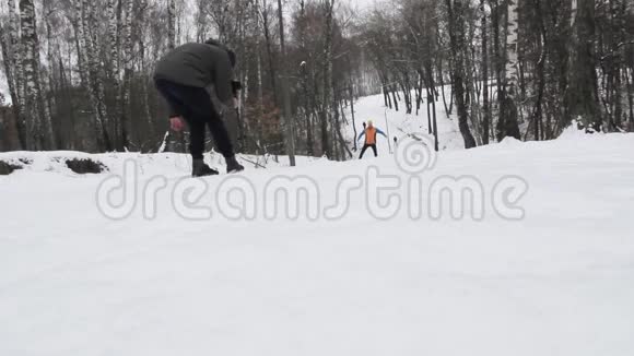 录像后台在摄像机滑雪者身上射击视频的预览图
