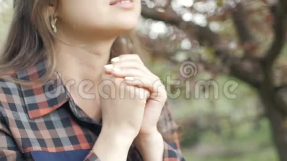 美丽的年轻女子怀着祈祷的心情转向上帝女孩双臂交叉在胸前感激地看着上帝视频的预览图