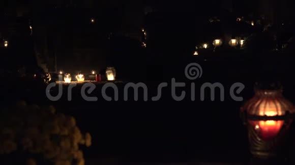 黑暗的夜晚墓葬上烧着蜡烛改变焦点4K视频的预览图