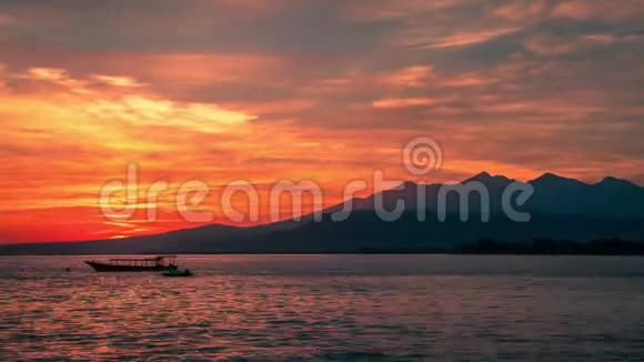 在印尼的伦巴基火山上黎明时分乘船前往伦博克岛视频的预览图