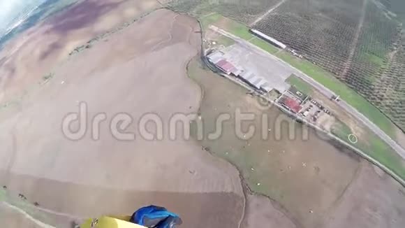 专业跳伞运动员在空中跳伞准备着陆身高视频的预览图