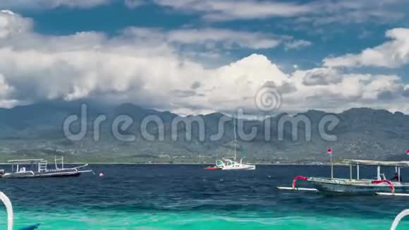 印度尼西亚吉利航空岛附近的时间推移绿松石海水视频的预览图