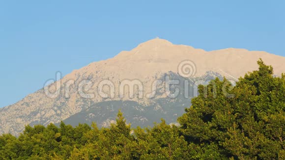 在阳光明媚的天气里塔塔利山站在一个山峰上晴空万里视频的预览图