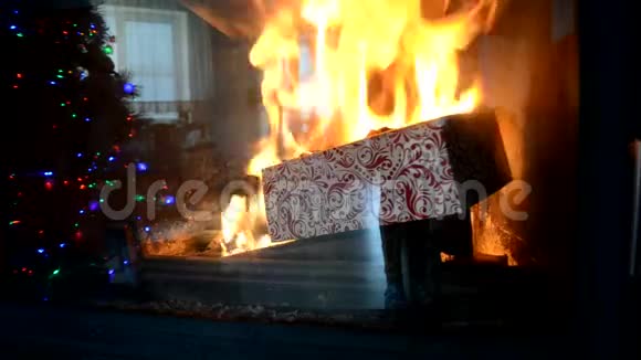 圣诞礼品盒烧在壁炉里热焰场所视频的预览图