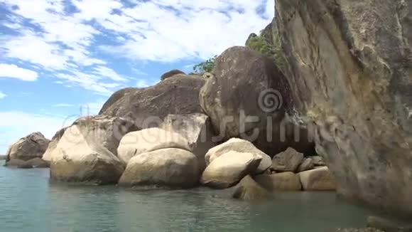 一片褐色的岩石和海水视频的预览图