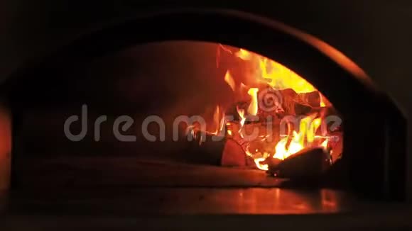 炉火壁炉燃柴的视频剪辑柴火在烤箱里燃烧30fps全高清变焦视频的预览图