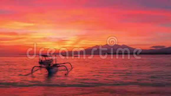 印度尼西亚伦博克岛Rinjani火山上方的日出渔船视频的预览图
