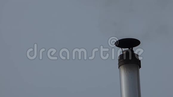 灰铁烟筒煤烟冬天的天空视频的预览图