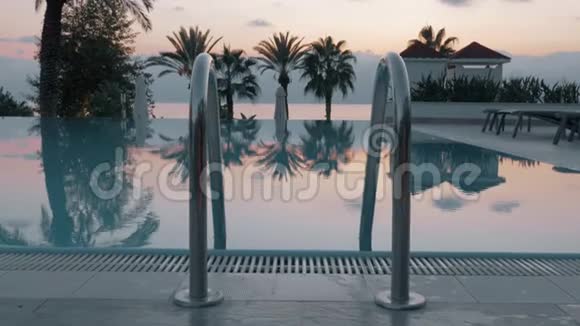 一个空泳池和傍晚的景色视频的预览图