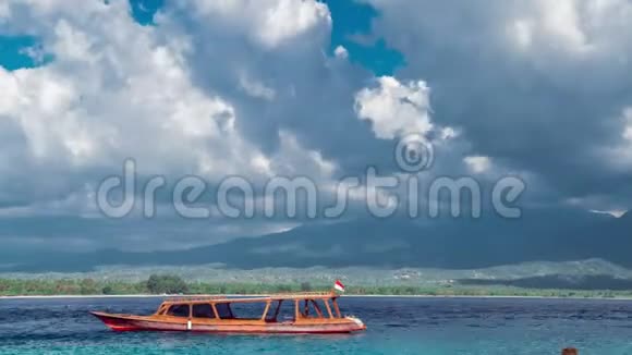 印度尼西亚蓝波克岛背景上的蓝色海面上停泊着定时船视频的预览图