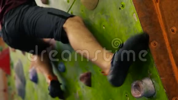 为登山者在训练墙上的腿部攀爬者特写基本观点视频的预览图