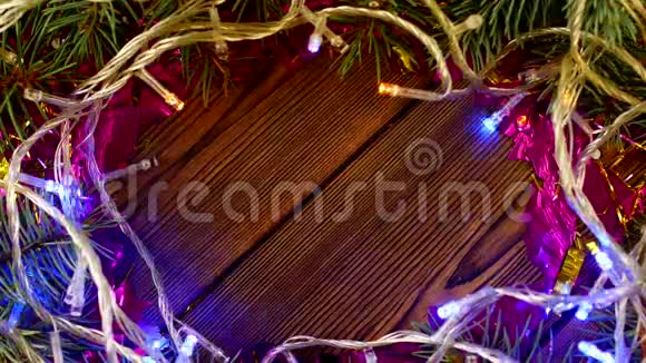 圣诞灯和云杉树枝在木制背景下2019年圣诞节一个铭文的地方视频的预览图