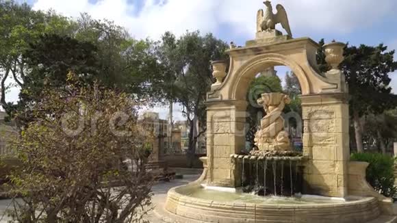 瓦莱塔马耳他2018年4月在公园里朝马耳他瓦莱塔方向走去视频的预览图