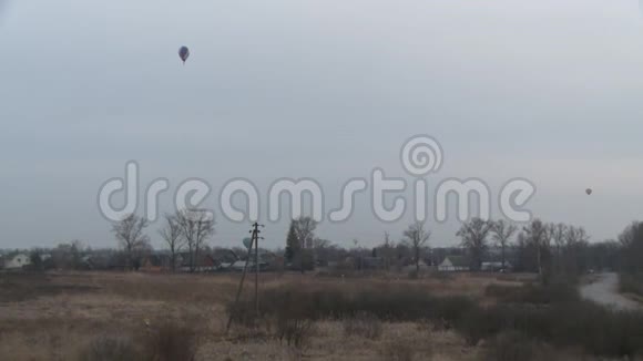 热气球飞上乡村视频视频的预览图