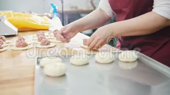 成年妇女在面包店烤饼和制作肉馅饼视频的预览图