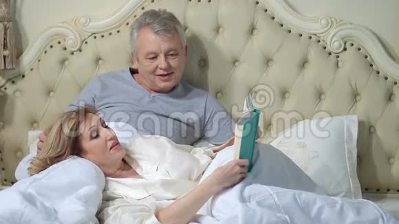 年长夫妇在床上看书视频的预览图