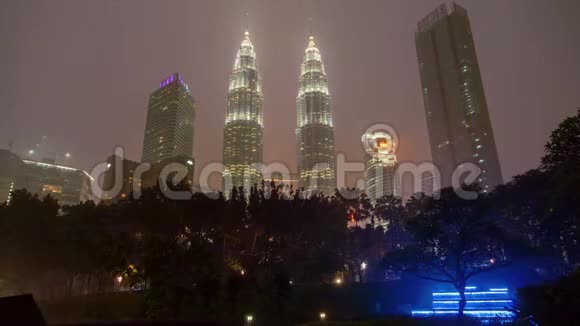 城市景观Petronas双子塔吉隆坡市中心日落与雨视频的预览图