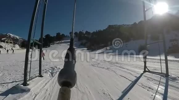 在希腊的滑雪胜地齐雷亚滑雪电梯动作缓慢视频的预览图