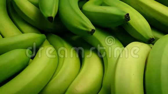 在艺术照明中传递香蕉包视频的预览图