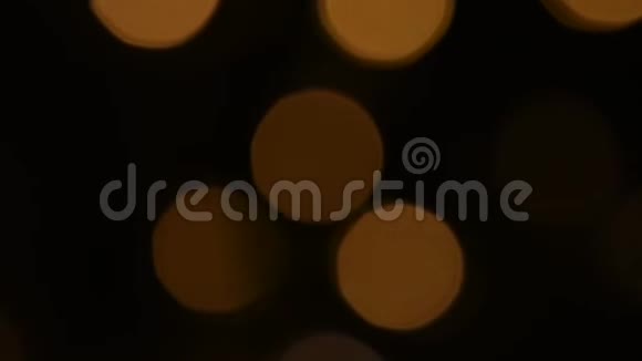 暗夜庆典中模糊的圆圈闪烁着灯光视频的预览图