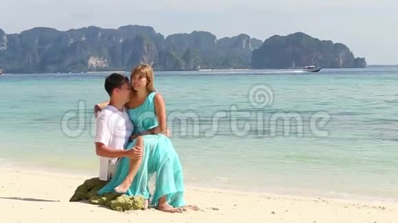 金发亚洲女孩坐在男人的膝盖上视频的预览图