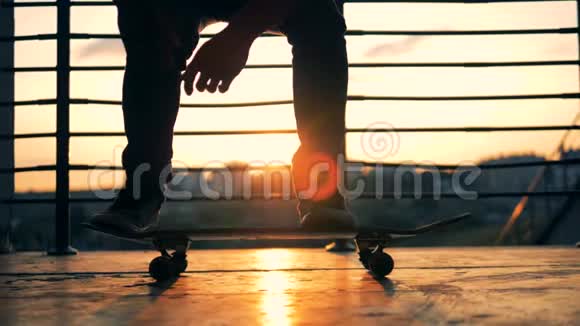 男人在城市背景下跳上滑板动作缓慢视频的预览图